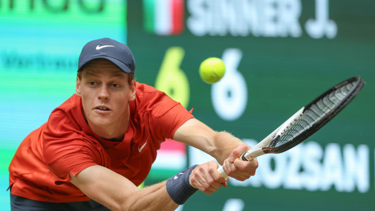 Jannik Sinner setzte sich im Finale von Halle gegen Hubert Hurkacz durch. - Foto: Friso Gentsch/dpa