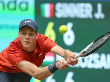 Jannik Sinner setzte sich im Finale von Halle gegen Hubert Hurkacz durch. - Foto: Friso Gentsch/dpa