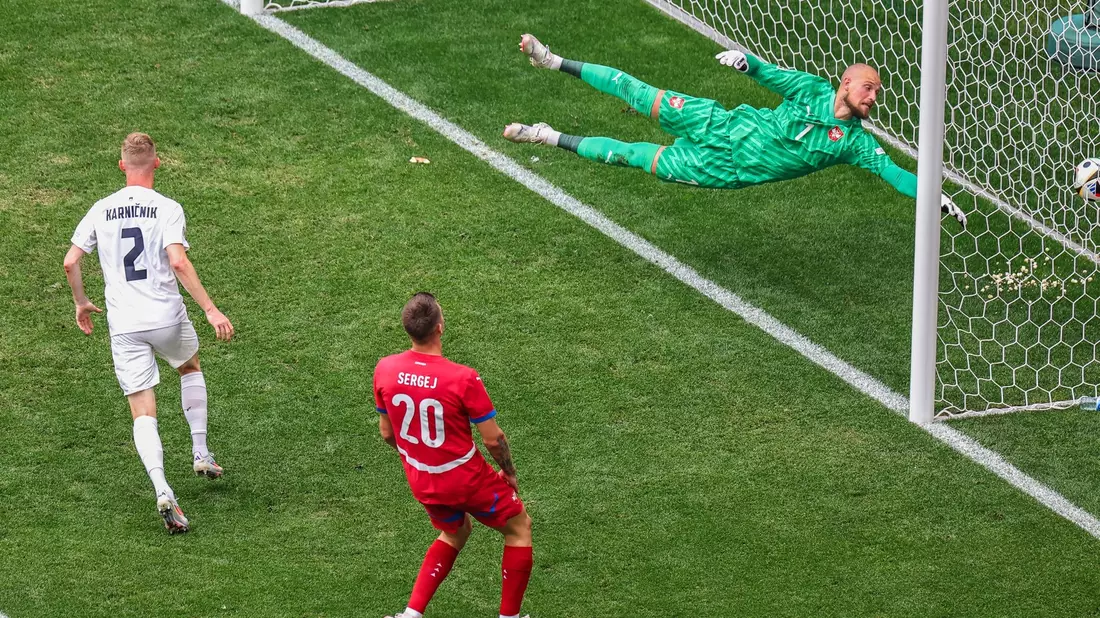 Serbiens Torhüter Predrag Rajkovic kann den Einschlag des Balls zum 0:1 nicht verhindern. - Bild: Daniel Karmann/dpa
