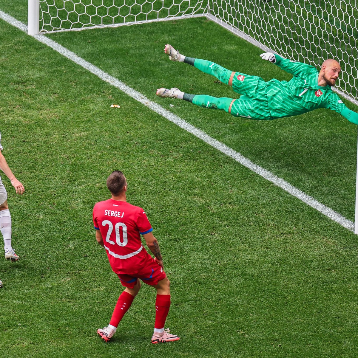 Serbiens Torhüter Predrag Rajkovic kann den Einschlag des Balls zum 0:1 nicht verhindern. - Foto: Daniel Karmann/dpa