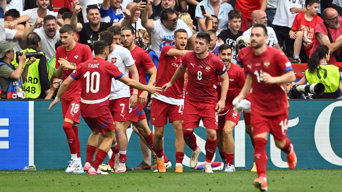 Doch Serbien kam dank eines Lastminutetreffers von Luka Jovic noch zum Ausgleich. - Bild: Peter Kneffel/dpa