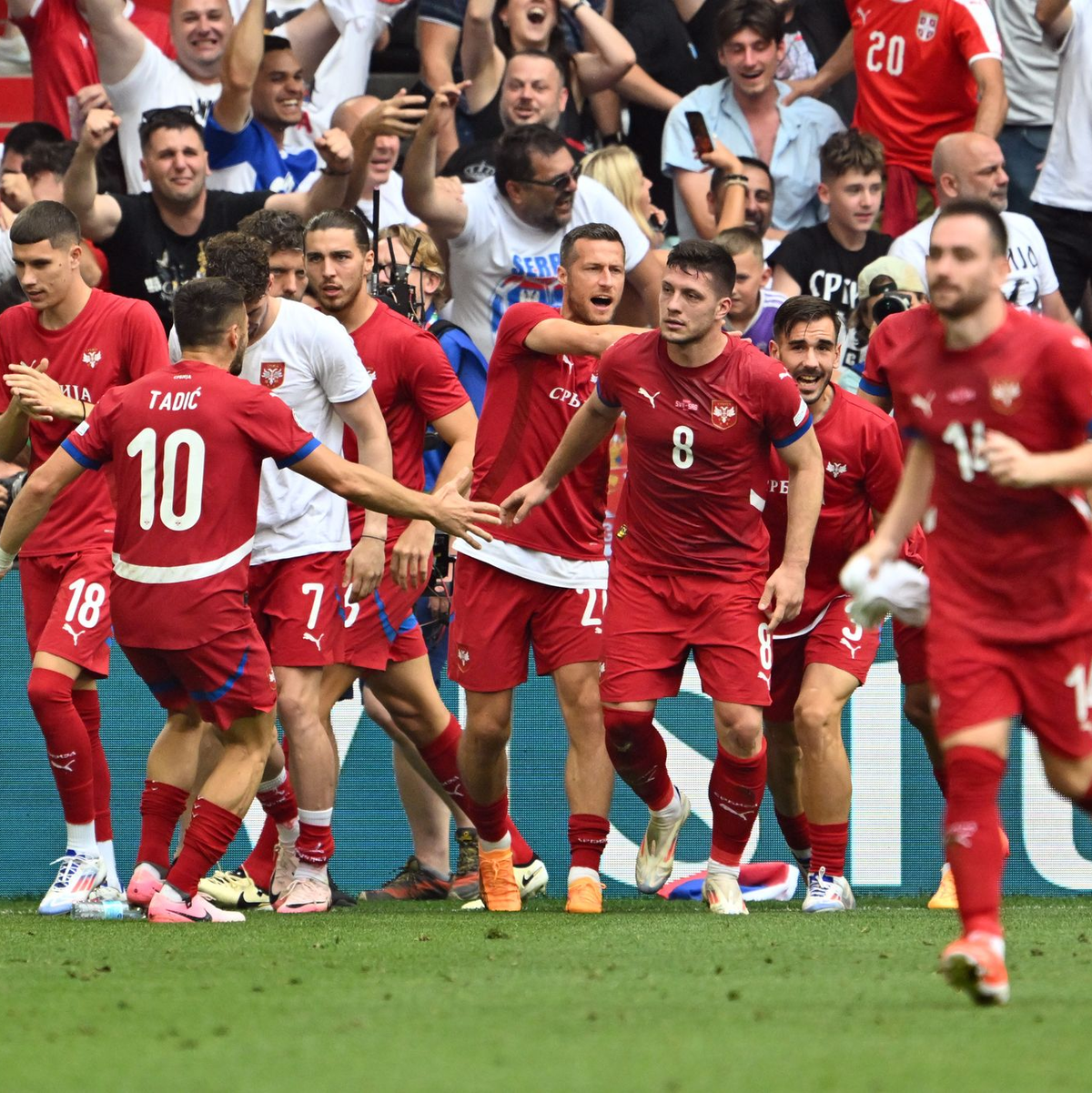 Doch Serbien kam dank eines Lastminutetreffers von Luka Jovic noch zum Ausgleich. - Foto: Peter Kneffel/dpa