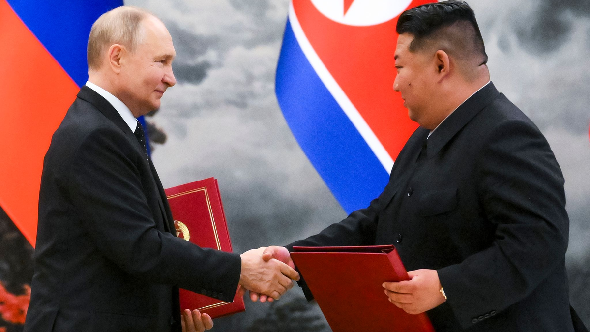 Bei einem Staatsbesuch in Pjöngjang hatte der russische Präsident Wladimir Putin mit Machthaber Kim Jong Un das neue Partnerschaftsabkommen unterzeichnet. - Foto: Kristina Kormilitsyna/Pool Sputnik Kremlin/AP/dpa