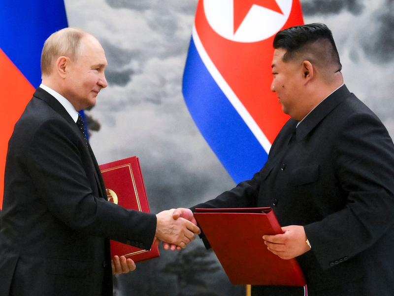 Bei einem Staatsbesuch in Pjöngjang hatte der russische Präsident Wladimir Putin mit Machthaber Kim Jong Un das neue Partnerschaftsabkommen unterzeichnet. - Foto: Kristina Kormilitsyna/Pool Sputnik Kremlin/AP/dpa