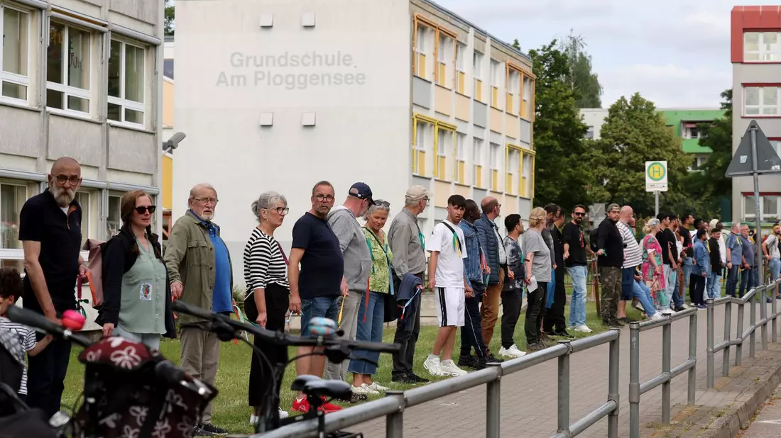 Die Veranstalter sprachen von rund 500 Teilnehmern, die sich mit bunten Bändern zu einer Kette verbunden hatten. - Bild: Bernd Wüstneck/dpa