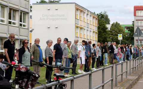 Die Veranstalter sprachen von rund 500 Teilnehmern, die sich mit bunten Bändern zu einer Kette verbunden hatten. - Foto: Bernd Wüstneck/dpa Die Veranstalter sprachen von rund 500 Teilnehmern, die sich mit bunten Bändern zu einer Kette verbunden hatten. - Foto: Bernd Wüstneck/dpa