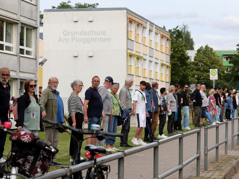 Die Veranstalter sprachen von rund 500 Teilnehmern, die sich mit bunten Bändern zu einer Kette verbunden hatten. - Foto: Bernd Wüstneck/dpa
