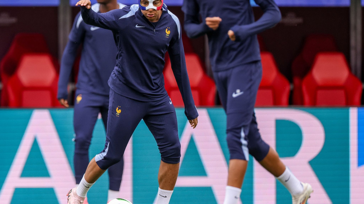 Hatte sich in der Partie gegen Österreich einen Nasenbeinbruch zugezogen: Frankreichs Kylian Mbappe. - Foto: Jan Woitas/dpa