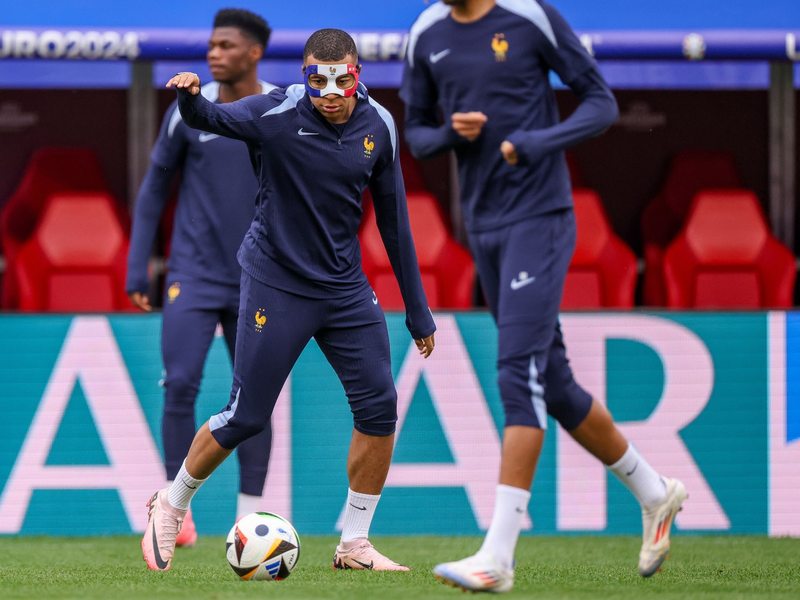 Frankreichs Kylian Mbappé sitzt im Spiel gegen die Niederlande zunächst nur auf der Ersatzbank. - Foto: Jan Woitas/dpa