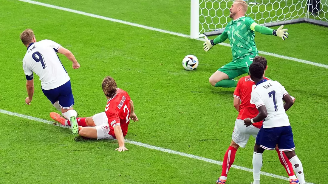 Englands Harry Kane (l) überwindet Dänemarks Torhüter Kasper Schmeichel (hinten). - Bild: Uwe Anspach/dpa