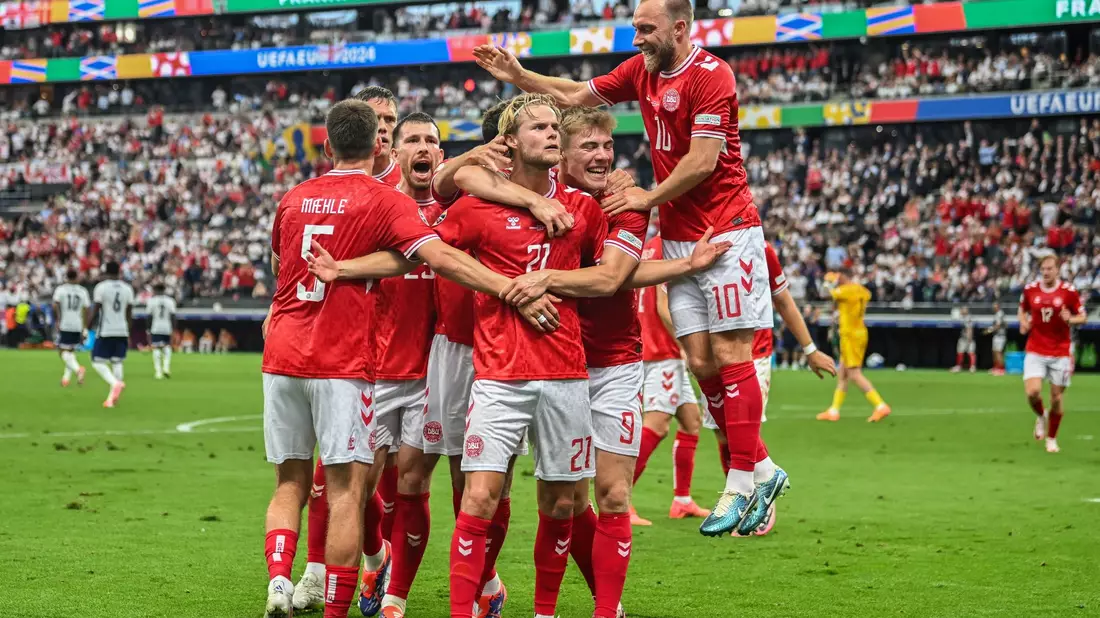 Anschließend lässt sich Morten Hjulmand (M) von seinen Mitspielern feiern. - Bild: Swen Pförtner/dpa