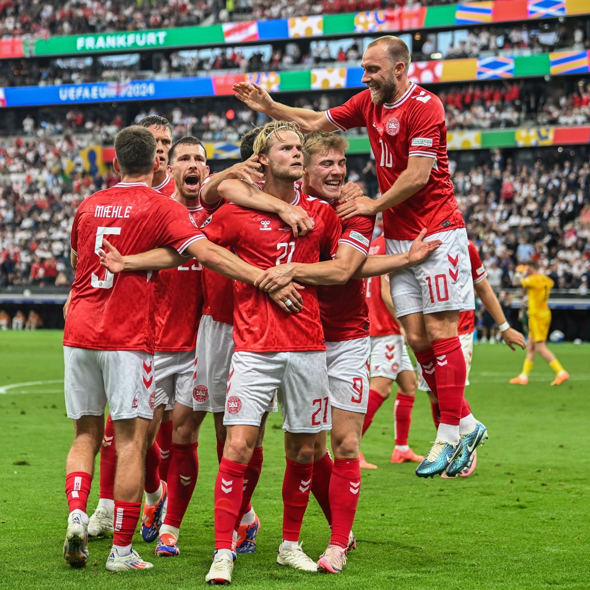 Anschließend lässt sich Morten Hjulmand (M) von seinen Mitspielern feiern. - Foto: Swen Pförtner/dpa