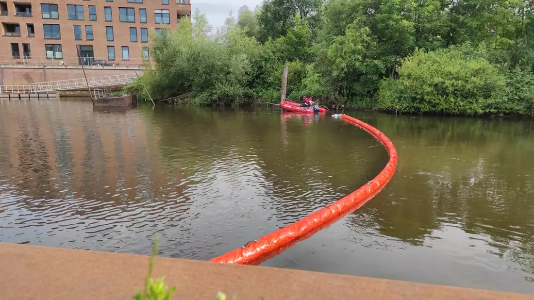 FW Celle: Öl im Celler Hafen - Feuerwehr setzt Ölsperre! - Bild: presseportal.de