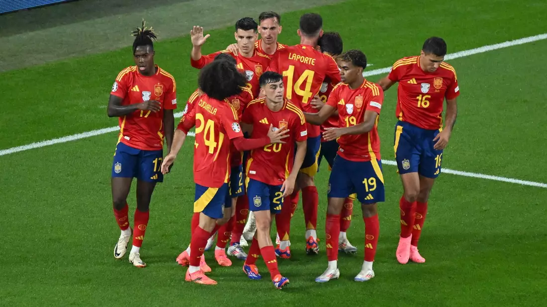 Das spanische Team jubelt über das 1:0. - Bild: Julian Stratenschulte/dpa