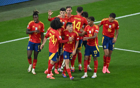 Das spanische Team jubelt über das 1:0. - Foto: Julian Stratenschulte/dpa