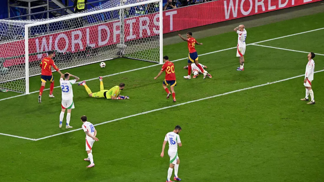 Italiens Torhüter Gianluigi Donnarumma liegt nach dem Gegentor am Boden. Die Spanier jubeln, während die Italiener enttäuscht auf dem Platz stehen. - Bild: Julian Stratenschulte/dpa