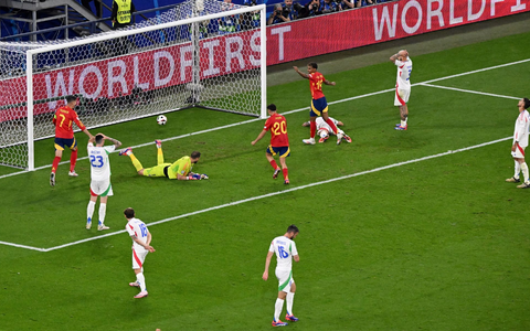 Italiens Torhüter Gianluigi Donnarumma liegt nach dem Gegentor am Boden. Die Spanier jubeln, während die Italiener enttäuscht auf dem Platz stehen. - Foto: Julian Stratenschulte/dpa