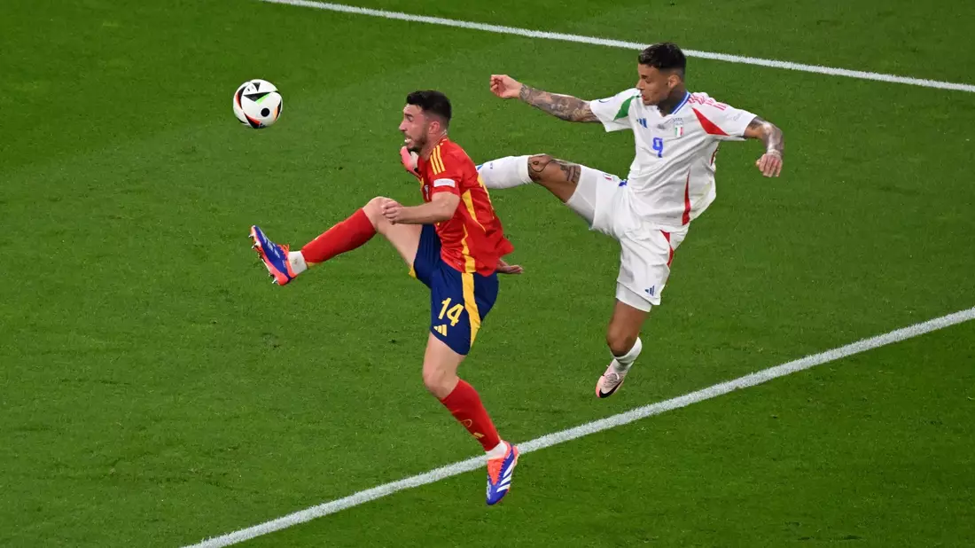 Spaniens Aymeric Laporte (l) und Italiens Gianluca Scamacca gehen zum Ball. - Bild: Julian Stratenschulte/dpa