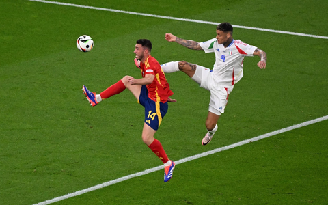 Spaniens Aymeric Laporte (l) und Italiens Gianluca Scamacca gehen zum Ball. - Foto: Julian Stratenschulte/dpa
