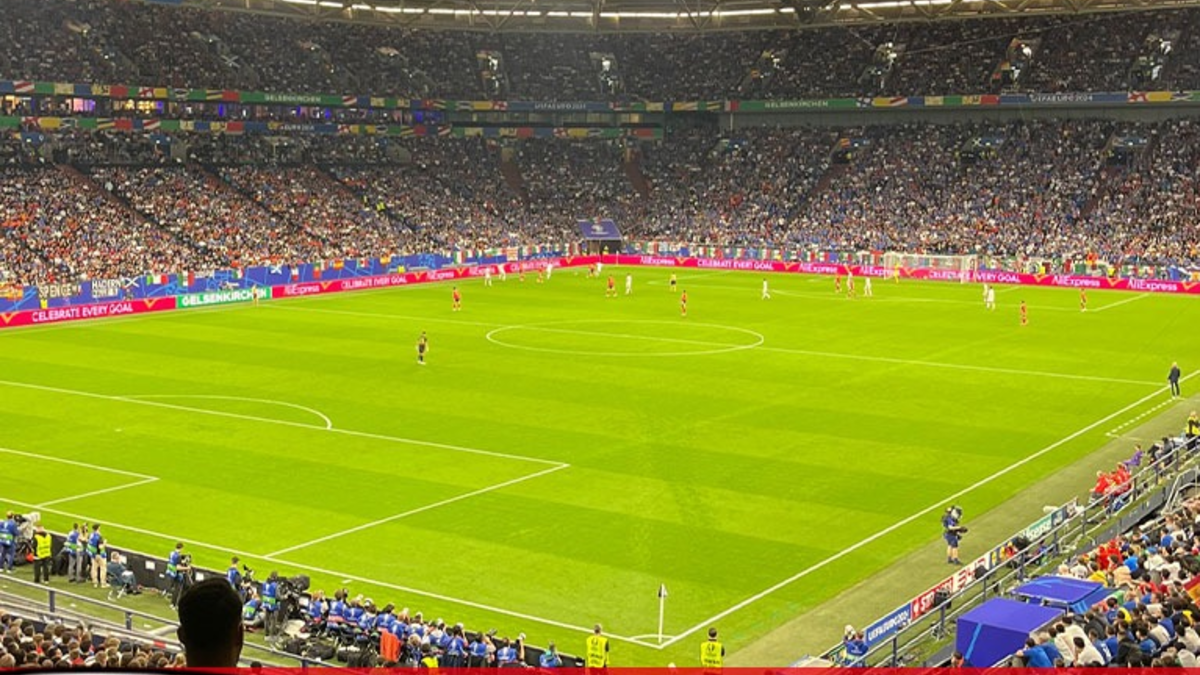 POL-GE: Friedliches Fußballfest in Gelsenkirchen - Italien- und Spanienfans feiern gemeinsam - Foto: presseportal.de