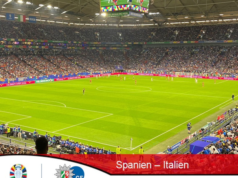 POL-GE: Friedliches Fußballfest in Gelsenkirchen - Italien- und Spanienfans feiern gemeinsam - Foto: presseportal.de