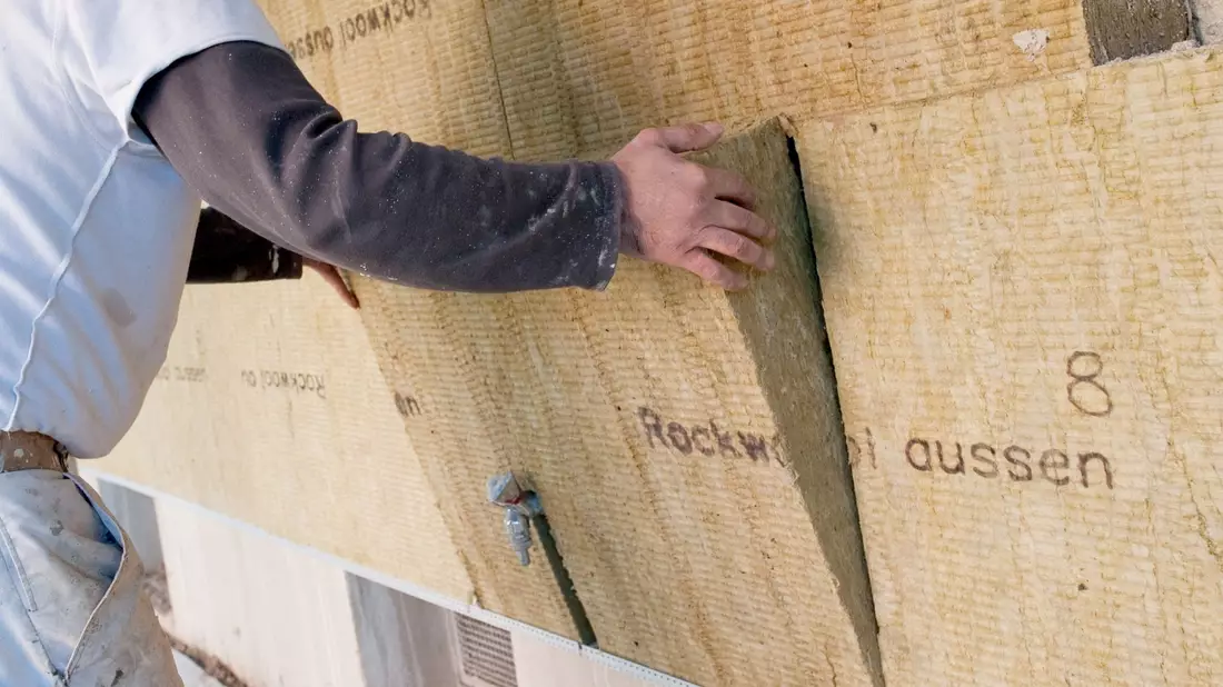 Den gesamten Investitionsbedarf, um das Ziel der Klimaneutralität im Gebäudesektor bis 2045 zu erreichen, schätzen die Experten auf rund 1,2 Billionen Euro - in den wichtigsten vier Gewerken Heizung, Fenster, Dach, Fassade. - Bild: Klaus-Dietmar Gabbert/dpa-tmn/dpa