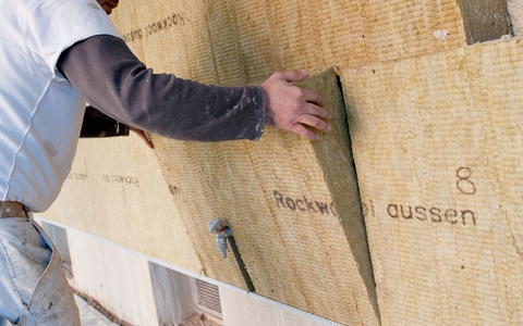 Den gesamten Investitionsbedarf, um das Ziel der Klimaneutralität im Gebäudesektor bis 2045 zu erreichen, schätzen die Experten auf rund 1,2 Billionen Euro - in den wichtigsten vier Gewerken Heizung, Fenster, Dach, Fassade. - Foto: Klaus-Dietmar Gabbert/dpa-tmn/dpa