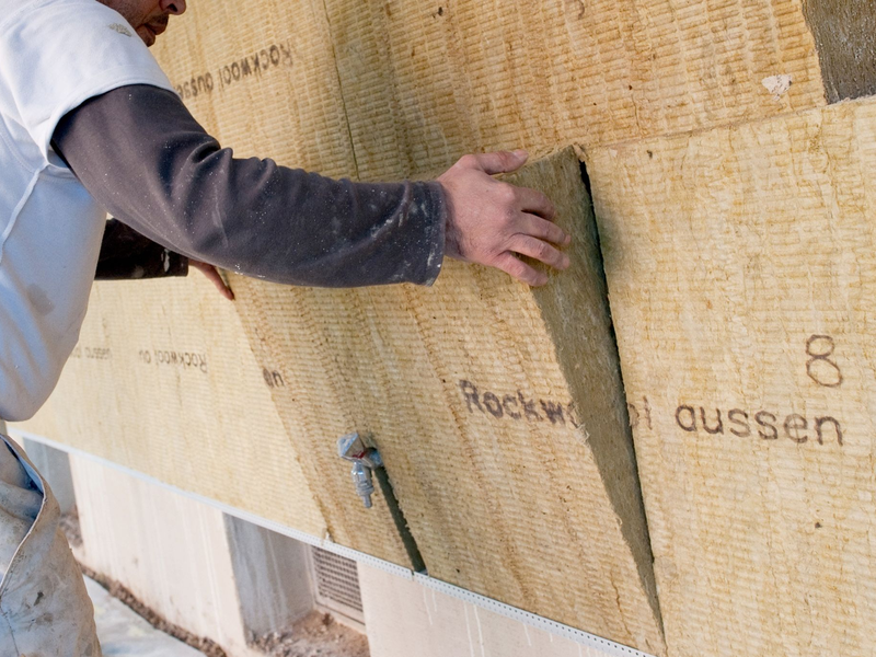 Den gesamten Investitionsbedarf, um das Ziel der Klimaneutralität im Gebäudesektor bis 2045 zu erreichen, schätzen die Experten auf rund 1,2 Billionen Euro - in den wichtigsten vier Gewerken Heizung, Fenster, Dach, Fassade. - Foto: Klaus-Dietmar Gabbert/dpa-tmn/dpa