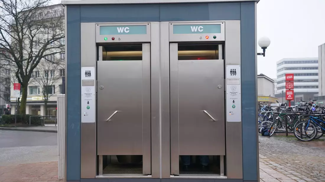 Die Stadt Hamburg fördert den Betrieb von 137 öffentlichen Toiletten in Regie der Stadtreinigung jährlich mit mehreren Millionen Euro. - Bild: Marcus Brandt/dpa