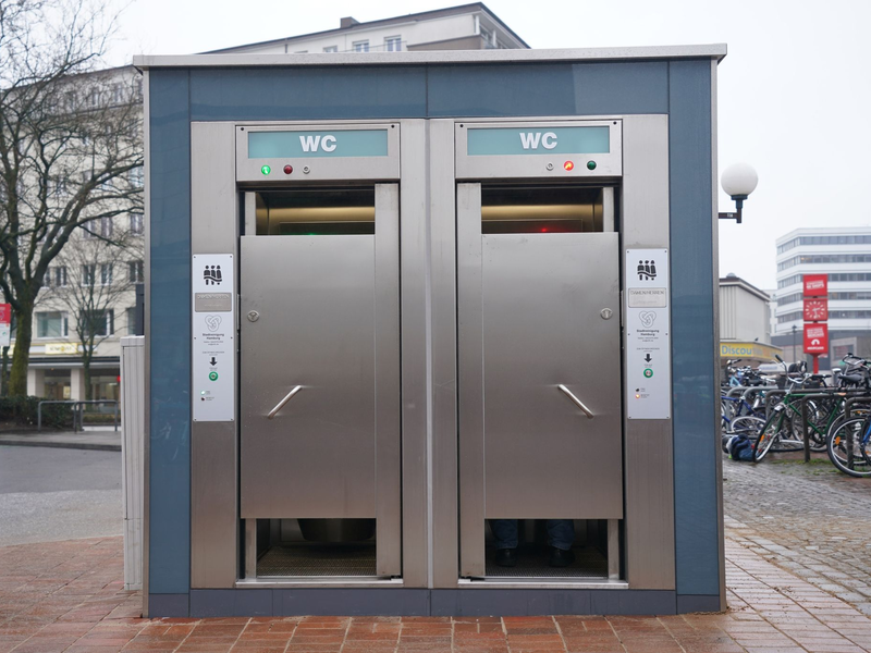 Die Stadt Hamburg fördert den Betrieb von 137 öffentlichen Toiletten in Regie der Stadtreinigung jährlich mit mehreren Millionen Euro. - Foto: Marcus Brandt/dpa