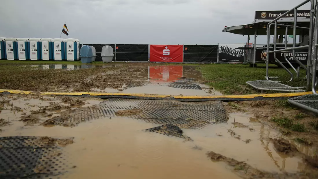 Überflutungen und schlammiger Boden auf dem Gelände des Festivals ohne Bands in Dürmentingen-Hailtingen. - Bild: -/Urbaniak/Südwestdeutsches Mediennetzwerk/dpa