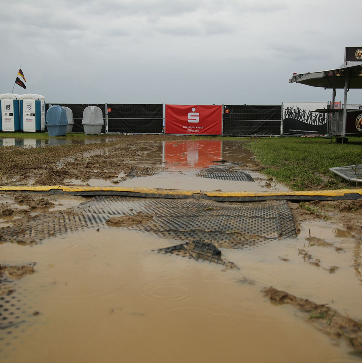 Überflutungen und schlammiger Boden auf dem Gelände des Festivals ohne Bands in Dürmentingen-Hailtingen. - Foto: -/Urbaniak/Südwestdeutsches Mediennetzwerk/dpa
