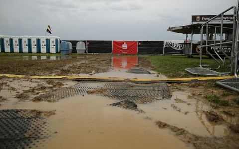 Ăberflutungen und schlammiger Boden auf dem GelĂ€nde des Festivals ohne Bands in DĂŒrmentingen-Hailtingen. - Foto: -/Urbaniak/SĂŒdwestdeutsches Mediennetzwerk/dpa Ăberflutungen und schlammiger Boden auf dem GelĂ€nde des Festivals ohne Bands in DĂŒrmentingen-Hailtingen. - Foto: -/Urbaniak/SĂŒdwestdeutsches Mediennetzwerk/dpa