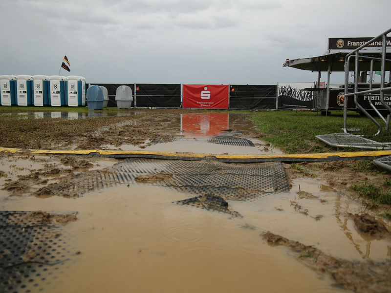 Überflutungen und schlammiger Boden auf dem Gelände des Festivals ohne Bands in Dürmentingen-Hailtingen. - Foto: -/Urbaniak/Südwestdeutsches Mediennetzwerk/dpa