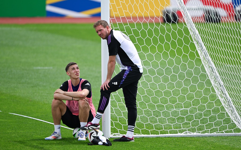 Bundestrainer Julian Nagelsmann im Gespräch mit Nico Schlotterbeck. - Foto: Federico Gambarini/dpa