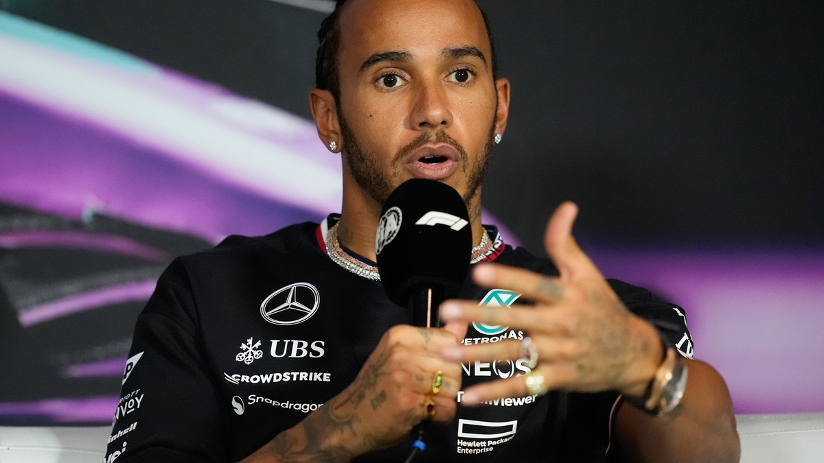 Mercedes-Pilot Lewis Hamilton nimmt seinen Teamkollegen George Russell in Schutz. - Foto: Rebecca Blackwell/AP/dpa