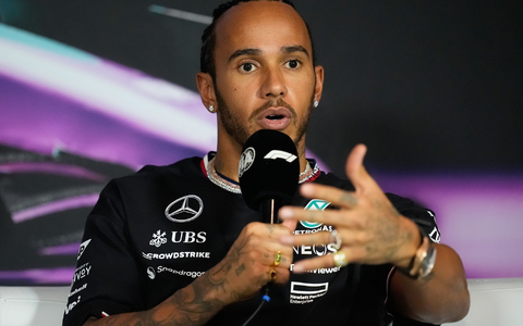 Mercedes-Pilot Lewis Hamilton nimmt seinen Teamkollegen George Russell in Schutz. - Foto: Rebecca Blackwell/AP/dpa