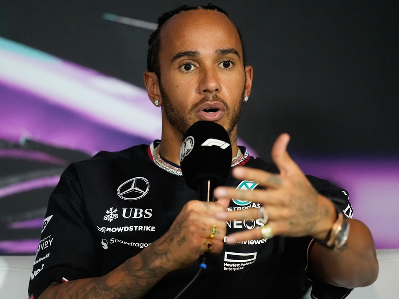 Mercedes-Pilot Lewis Hamilton nimmt seinen Teamkollegen George Russell in Schutz. - Foto: Rebecca Blackwell/AP/dpa