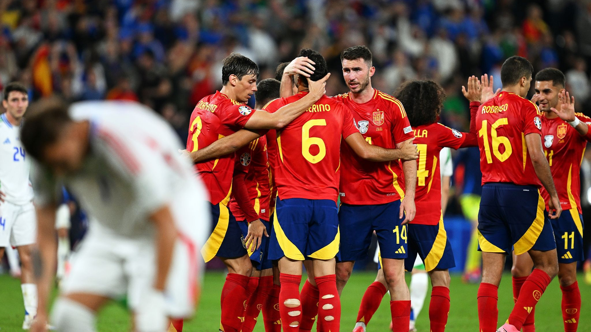 Die Spanier feiern den Sieg gegen Italien. - Foto: David Inderlied/dpa