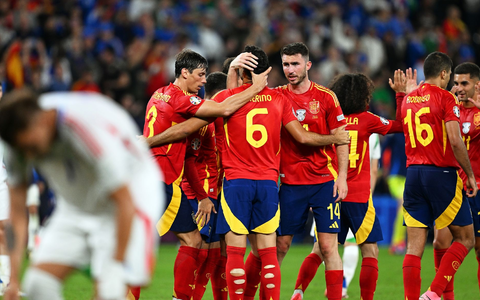 Die Spanier feiern den Sieg gegen Italien. - Foto: David Inderlied/dpa