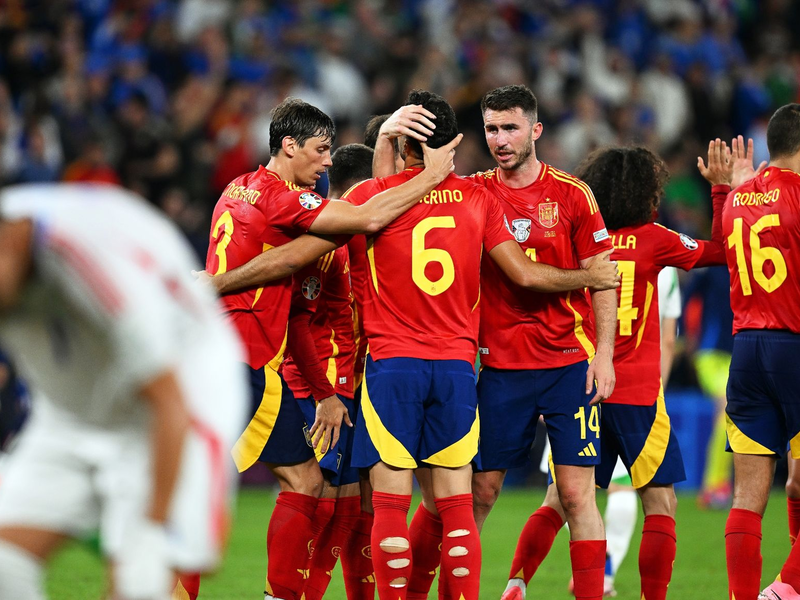 Die Spanier feiern den Sieg gegen Italien. - Foto: David Inderlied/dpa