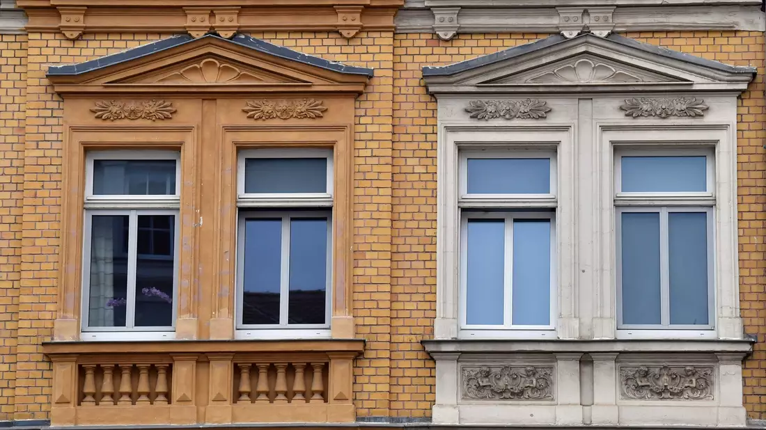 Seit Mitte 2022, dem Höhepunkt des jahrelangen Booms, geht es am Immobilienmarkt abwärts. - Bild: Martin Schutt/dpa