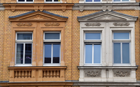 Seit Mitte 2022, dem Höhepunkt des jahrelangen Booms, geht es am Immobilienmarkt abwärts. - Foto: Martin Schutt/dpa