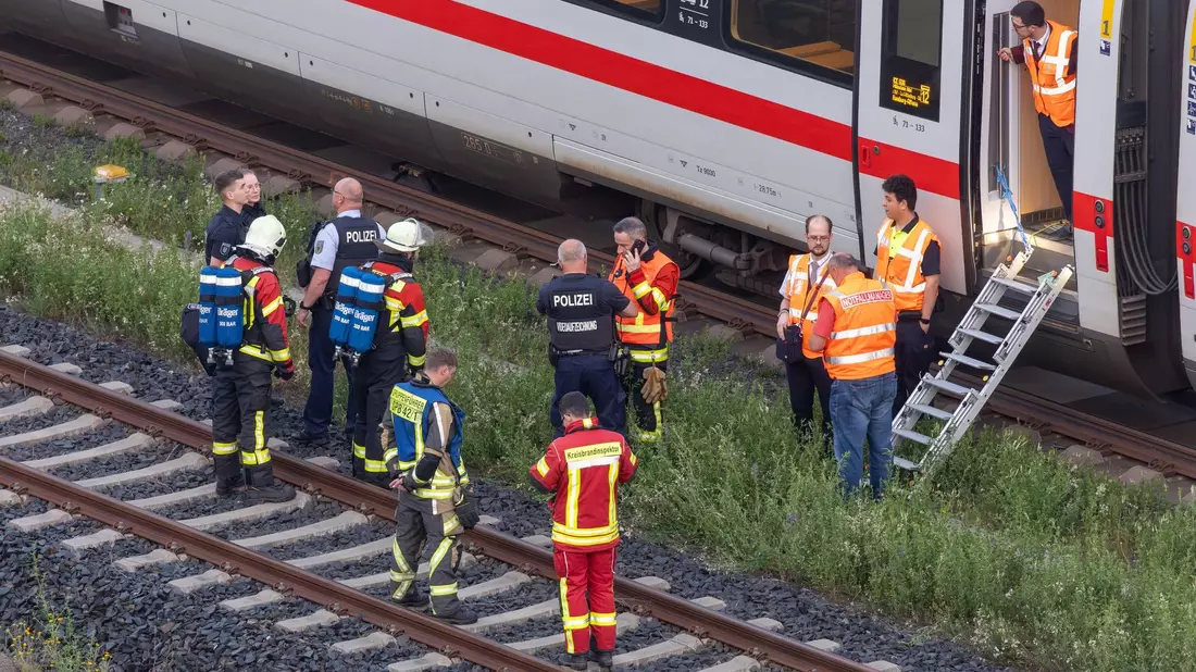 Wegen Qualms auf einer Toilette musste ein ICE auf dem Weg nach Hamburg in Thüringen stoppen. - Bild: Steffen Ittig/NEWS5/dpa