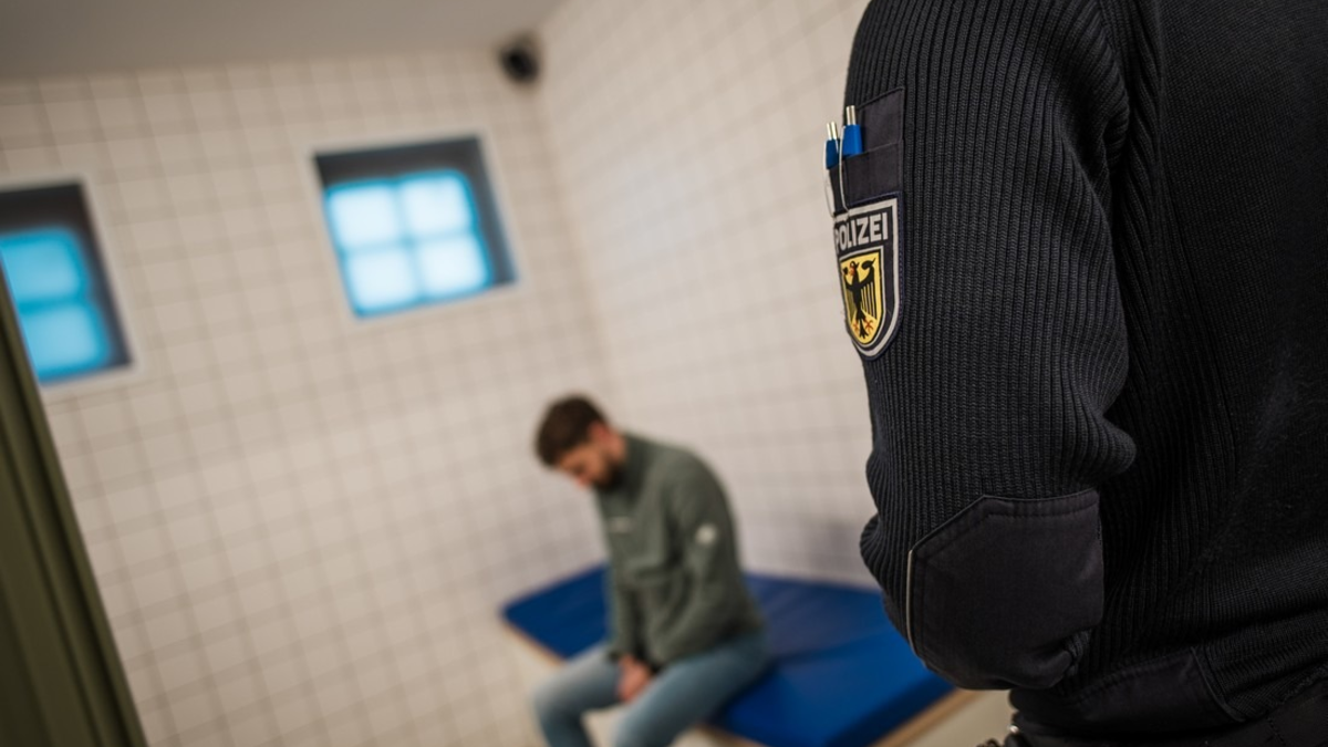 Bundespolizeidirektion München: Von der Grenze vor den Richter/ Bundespolizei bringt zwei Migranten in Zurückweisungshaft - Foto: presseportal.de