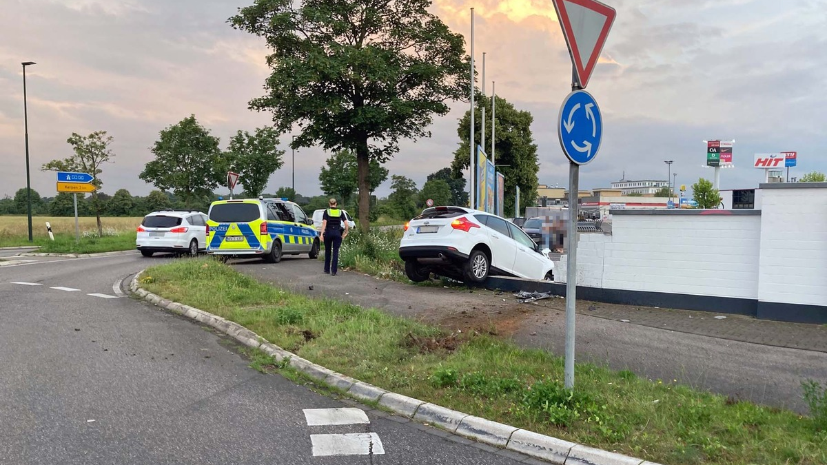 POL-REK: 240621-1: Autofahrer durchbricht Mauer - leicht verletzt - Foto: presseportal.de