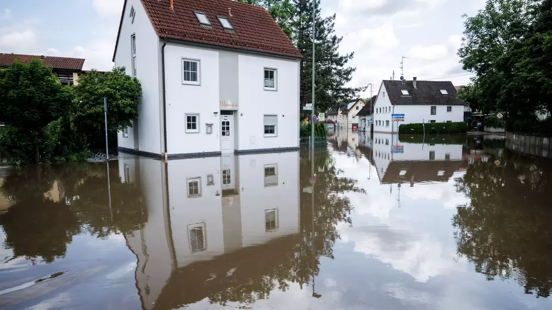 Eine Überlutete Hauptstraße nahe der Donaubrücke in Günzburg, Bayern. - Bild: Matthias Balk/dpa