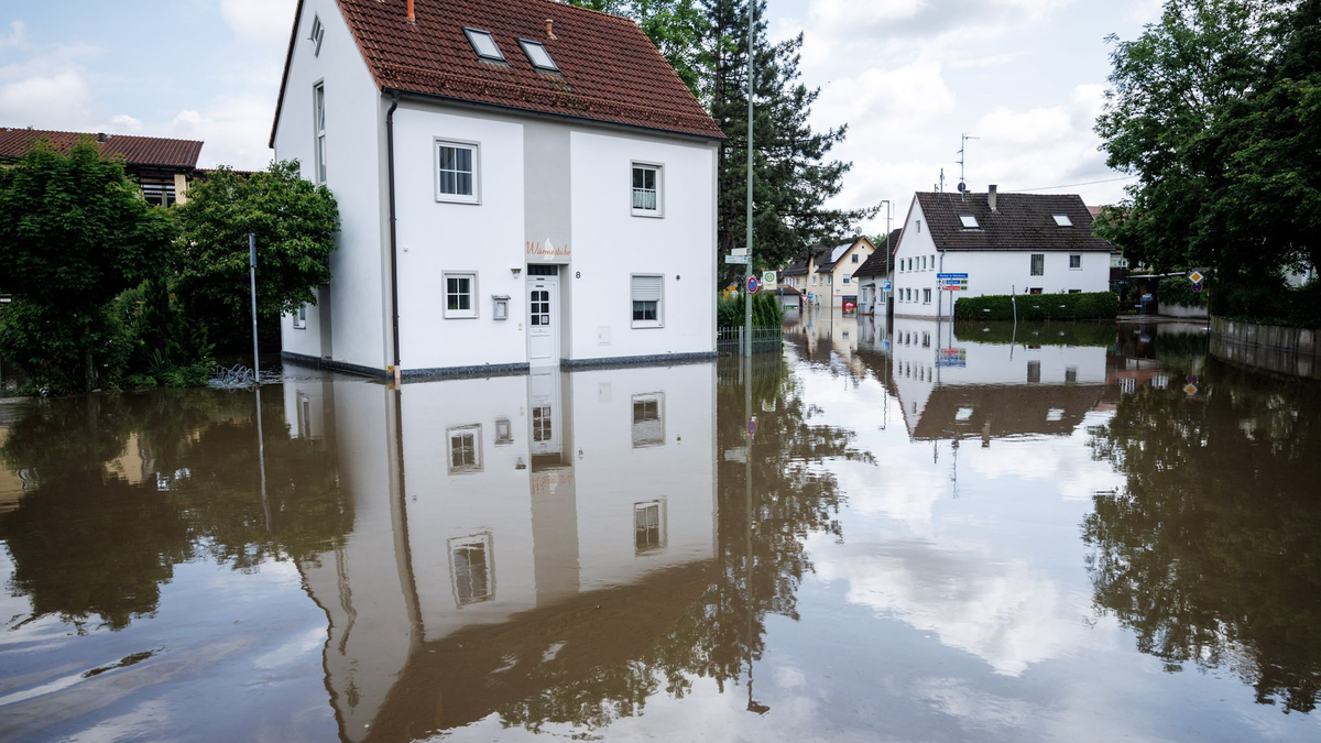 Eine Überlutete Hauptstraße nahe der Donaubrücke in Günzburg, Bayern. - Foto: Matthias Balk/dpa