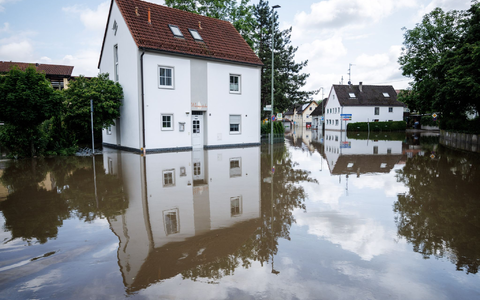Eine Überlutete Hauptstraße nahe der Donaubrücke in Günzburg, Bayern. - Foto: Matthias Balk/dpa