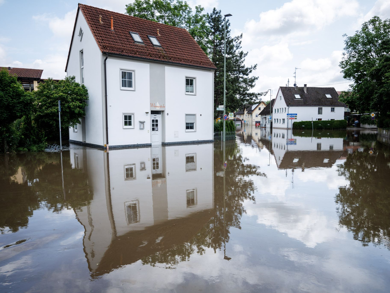 Eine Überlutete Hauptstraße nahe der Donaubrücke in Günzburg, Bayern. - Foto: Matthias Balk/dpa